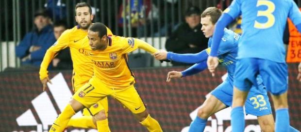 Neymar jugando el esférico durante el partido Neymar jugando el esférico durante el partido