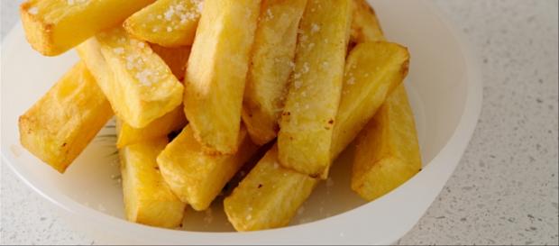 Plato de patatas fritas con sal Plato de patatas fritas con sal