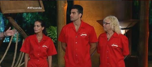Carla e Ovelha estão na roça: quem sai? Carla e Ovelha estão na roça: quem sai?