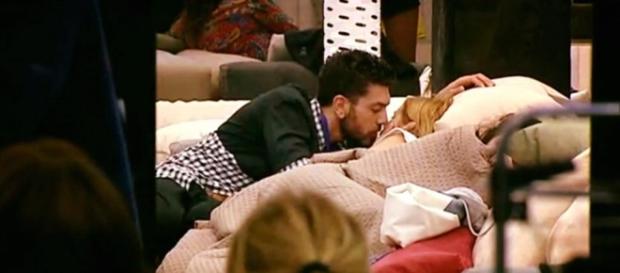Il bacio tra Alessandro e Lidia Il bacio tra Alessandro e Lidia