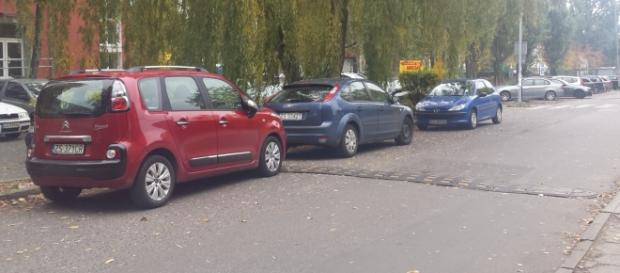 Przykład parkowania blokującego ruch dwukierunkowy Przykład parkowania blokującego ruch dwukierunkowy