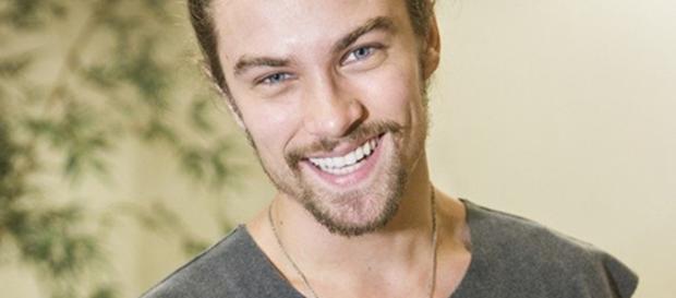 Raphael Sander viveu Léo em 'Verdades Secretas' Raphael Sander viveu Léo em 'Verdades Secretas'