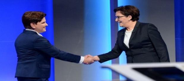 Beata Szydło i Ewa Kopacz podają sobie ręce Beata Szydło i Ewa Kopacz podają sobie ręce