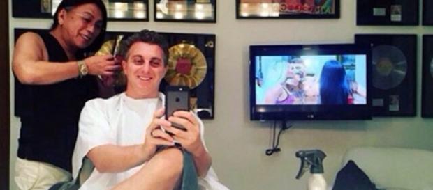 Luciano Huck aparece com cigarro de maconha Luciano Huck aparece com cigarro de maconha