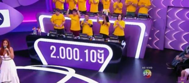 Apresentadores comemoram valor arrecadado Apresentadores comemoram valor arrecadado