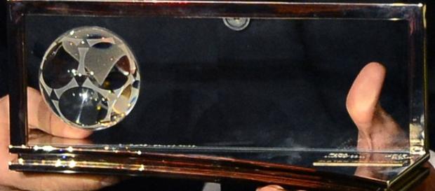 El trofeo que se le entrega al galardonado El trofeo que se le entrega al galardonado