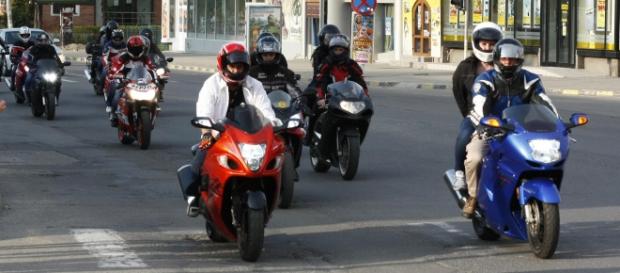 Motocicliștii vor purta banderole albe Motocicliștii vor purta banderole albe