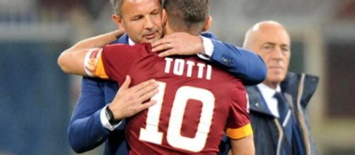 Mihajlovic e Totti si abbracciano