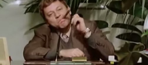 Paolo Villaggio in una scena di Fantozzi