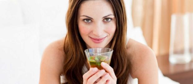 Beber una taza de té es una sana costumbre Beber una taza de té es una sana costumbre