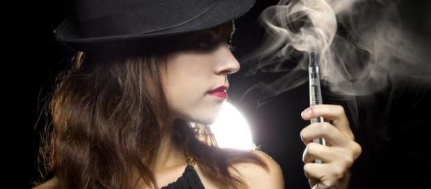Fotilia: © Innovated Captures / woman vaping... Fotilia: © Innovated Captures / woman vaping...