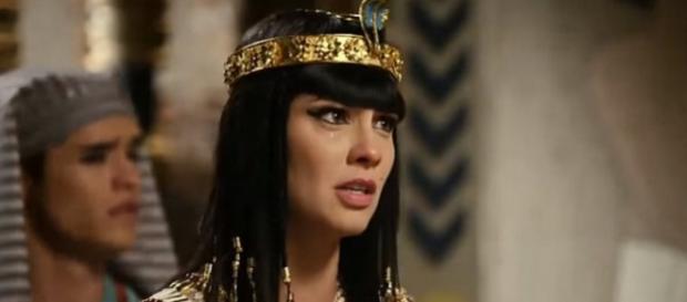 Nefertari diz que ama Moisés e leva tapa Nefertari diz que ama Moisés e leva tapa