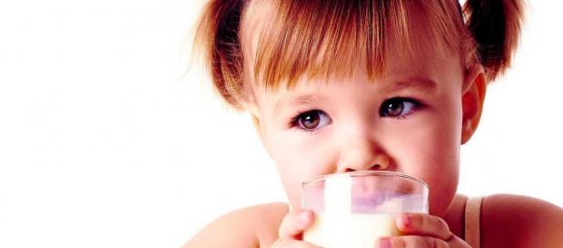 Niña bebiendo un vaso de leche Niña bebiendo un vaso de leche