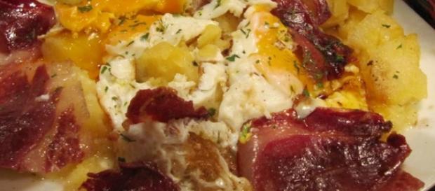 Patatas a lo pobre con jamón y huevo Patatas a lo pobre con jamón y huevo