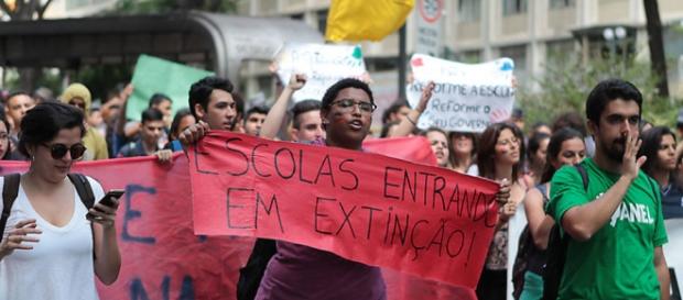 Protestos - Não Fechamento de Escolas. Protestos - Não Fechamento de Escolas.