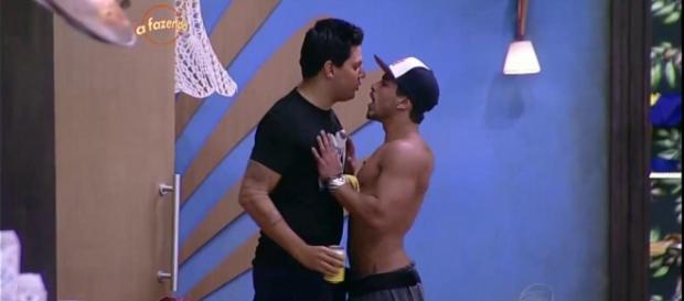 Thiago Servo e Douglas brigam em 'A Fazenda' Thiago Servo e Douglas brigam em 'A Fazenda'