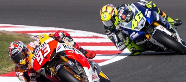 Valentino Rossi y Marc Marquez en carrera Valentino Rossi y Marc Marquez en carrera