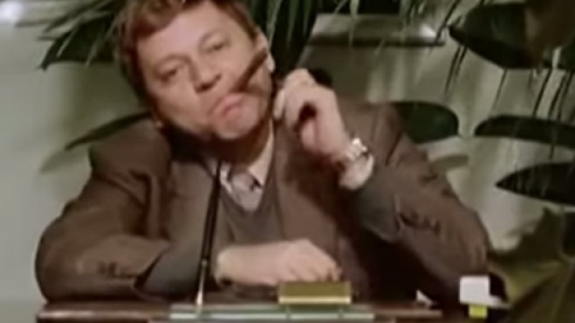 Paolo Villaggio in una scena di Fantozzi