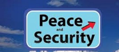Segnale con la scritta "Pace e Sicurezza"