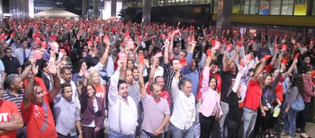 Assembléia confirma fim de greve dos bancos. Assembléia confirma fim de greve dos bancos.