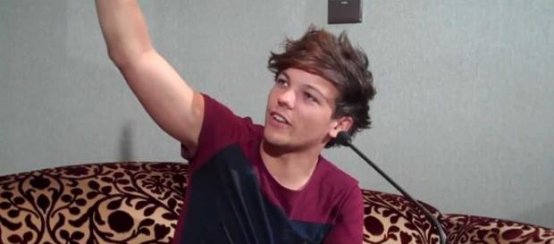 Louis Tomlinson irritou-se durante a entrevista. Louis Tomlinson irritou-se durante a entrevista.