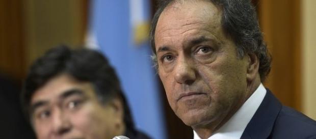 Preocupado, Scioli convocó a un debate Preocupado, Scioli convocó a un debate
