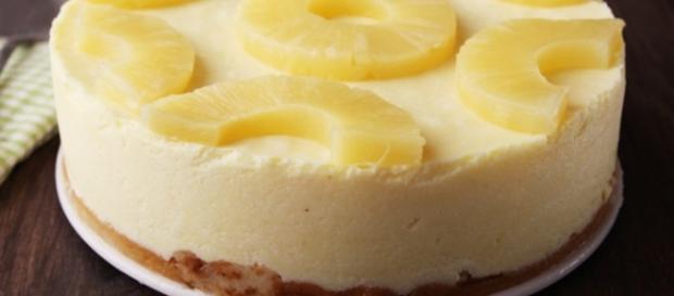 Tarta de piña y nata con bizcochos de soletilla Tarta de piña y nata con bizcochos de soletilla
