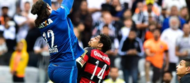 Wallace em disputa com o goleiro Cássio Wallace em disputa com o goleiro Cássio