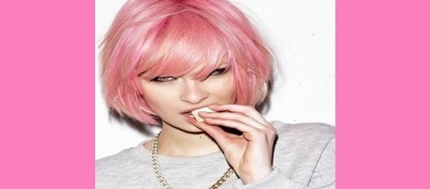 Chica con el cabello rosa pastel Chica con el cabello rosa pastel