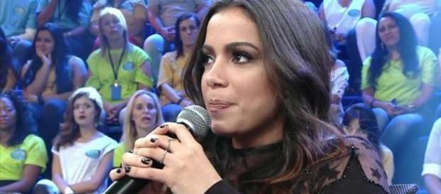 Faustão deixa Anitta constrangida com pergunta. Faustão deixa Anitta constrangida com pergunta.