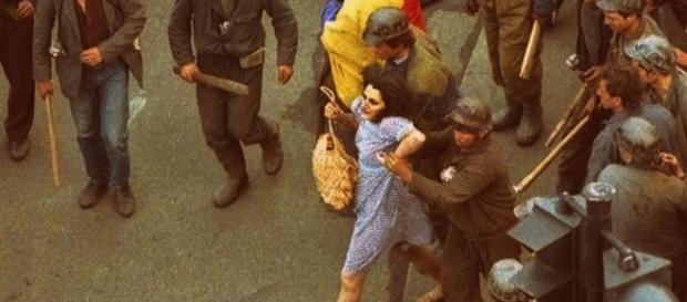 Femeia în rochie albastră a rupt tăcerea Femeia în rochie albastră a rupt tăcerea