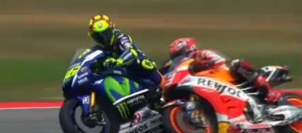 Momento en el que Rossi suelta la pierna a Márquez Momento en el que Rossi suelta la pierna a Márquez