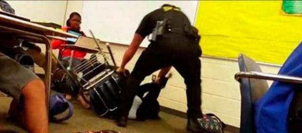 Policial agride menina negra em sala de aula. Policial agride menina negra em sala de aula.