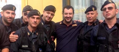 Matteo Salvini con un gruppo di poliziotti
