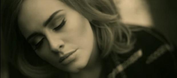 Adele in neuem Musikvideo zu "Hello" Adele in neuem Musikvideo zu "Hello"
