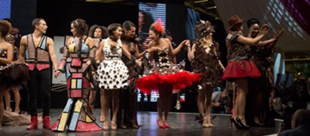 Finale du défilé 2015 avec des robes en chocolat Finale du défilé 2015 avec des robes en chocolat