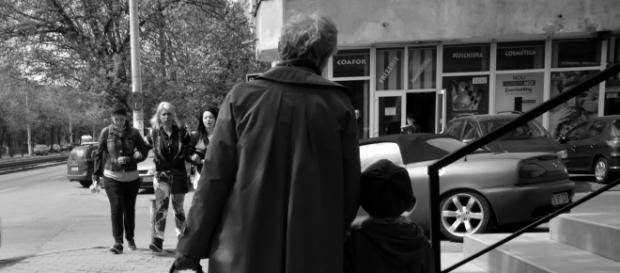 Mujer acompaña a su hijo a clase. Mujer acompaña a su hijo a clase.