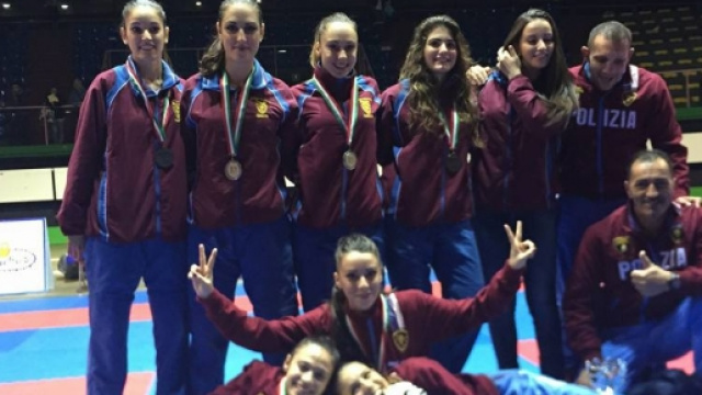 La squadra delle Fiamme Oro festeggia