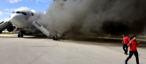 Pasajeros bajaban del avión en pleno incendio