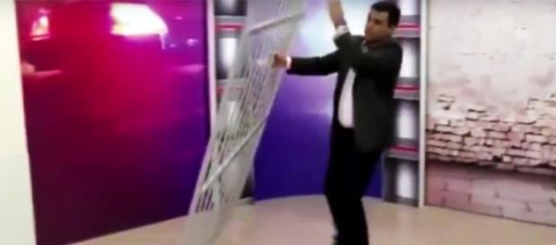 Apresentador quebra cenário ao vivo Apresentador quebra cenário ao vivo