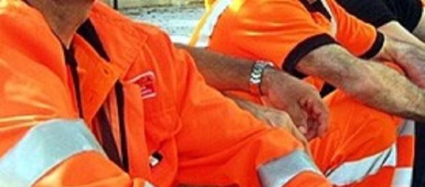 Calabria: operai minacciano di lanciarsi dal tetto Calabria: operai minacciano di lanciarsi dal tetto