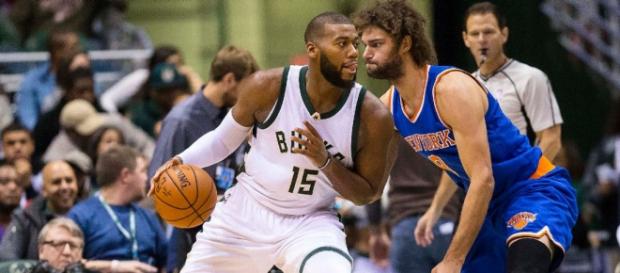 Greg Monroe ante la defensa de Robin Lopez Greg Monroe ante la defensa de Robin Lopez