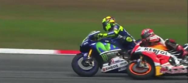 momento en el que Rossi pega a Márquez momento en el que Rossi pega a Márquez