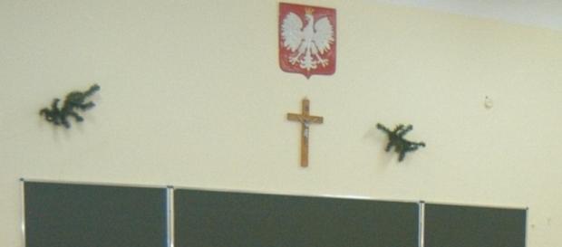 Narodowo-katolicka symbolika w polskiej szkole. Narodowo-katolicka symbolika w polskiej szkole.