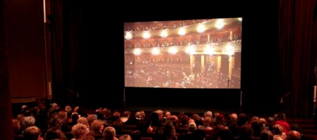 Público en la sala de cine del Teatro Colón. Público en la sala de cine del Teatro Colón.