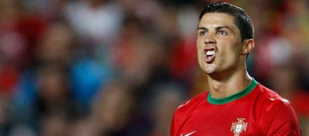 Ronaldo tirou uma selfie enquanto conduzia. Ronaldo tirou uma selfie enquanto conduzia.