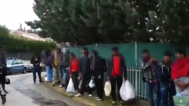 Caltanissetta, gli immigrati lasciano l'edificio