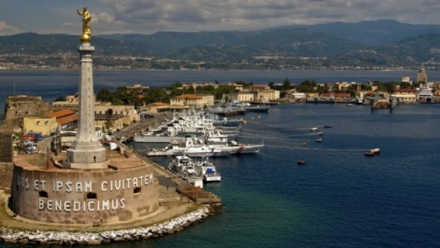 Messina, il mare davanti e le case senz'acqua