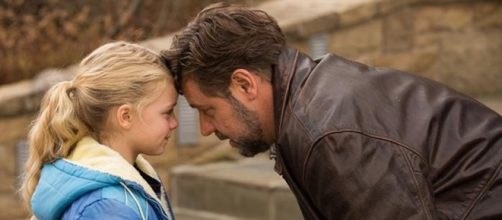 Russel Crowe e Kylie Rogers in una scena del film.