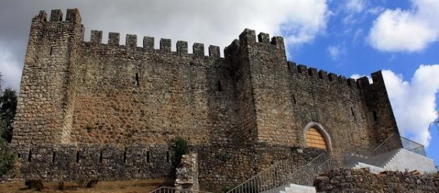 Castelo foi erguido por Gualdim Pais Castelo foi erguido por Gualdim Pais